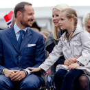 Kronprinsparet og Prinsesse Ingrid Alexandra under besøket i Fosnavåg (Foto: Stian Lysberg Solum / NTB scanpix)